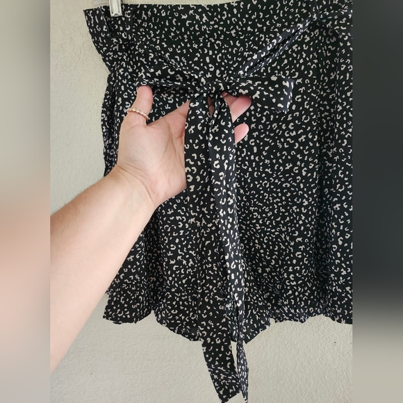 NIP mittoshop "Short Leash Ruffled Shorts - Black" w/ PocketsAnimal Print Sz 1XL - Picture 7 of 13